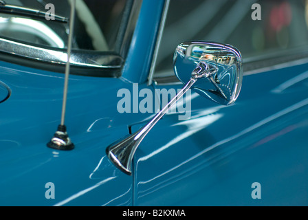 Seitenspiegel des blauen klassische Mercedes-Benz 190 SL Stockfoto