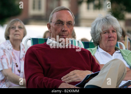 Publikum beim Konzert in der Park Royal Military School of Music Kneller Hall Twickenham Middlesex UK Mittwoch, 30. Juli 2008 Stockfoto