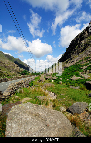 Die A4086 durch Llanberis Pass in Gwynedd North Wales zwischen Snowdon Mountain Range und Glyderau Stockfoto