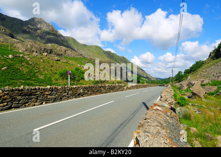 Die A4086 durch Llanberis Pass in Gwynedd North Wales zwischen Snowdon Mountain Range und Glyderau Stockfoto