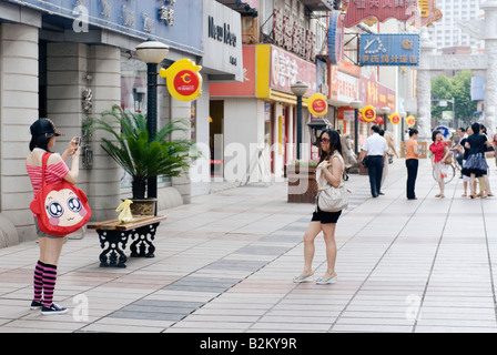 Chinesische Mädchen fotografieren, Hunan Road, Nanjing, China Stockfoto