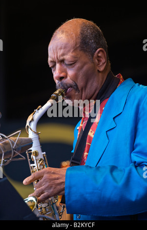 ORNETTE COLEMAN spielt Alt-Saxophon an der 50. Jahrestag MONTEREY JAZZ FESTIVAL MONTEREY in Kalifornien Stockfoto