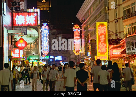 China, Nanjing, Hunan Road Fußgängerzone in der Nacht Stockfoto