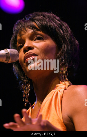 NENNA FREELON singt mit den 50. Jahrestag ALL STARS an den 50. Jahrestag MONTEREY JAZZ FESTIVAL MONTEREY in Kalifornien Stockfoto