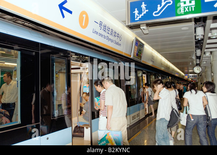 Menschen in China, Nanjing, einsteigen in die u-Bahn Stockfoto