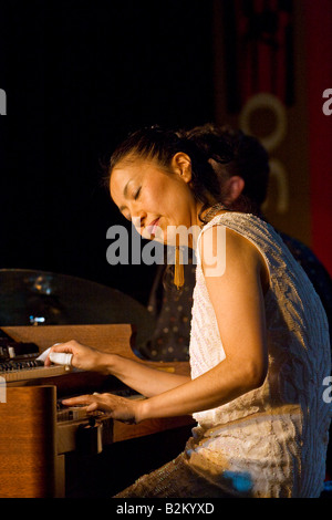 ATSUKO HASHIMOTO spielt der HAMMOND B3-Orgel mit ihrem TRIO an den 50. Jahrestag MONTEREY JAZZ FESTIVAL MONTEREY in Kalifornien Stockfoto