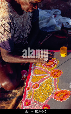 Aborigine-Künstler und Leinwand, Zentral-Australien Stockfoto