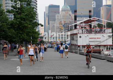 Ein schöner Sommertag entlang Toronto Harbour am Queens Quay Terminal Stockfoto