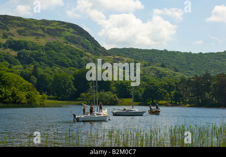 Drei Boote vertäut am südlichen Ende des Coniston, Nationalpark Lake District, Cumbria, England UK Stockfoto