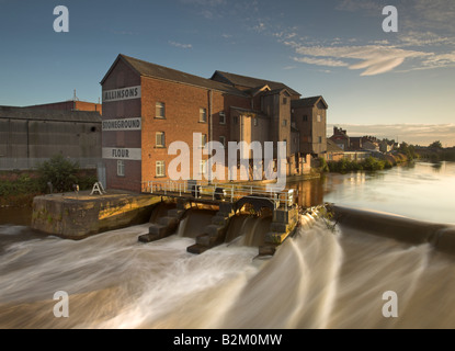 Allinsons Mühle am Ufer des Flusses Aire in Castleford, West Yorkshire, Großbritannien Stockfoto