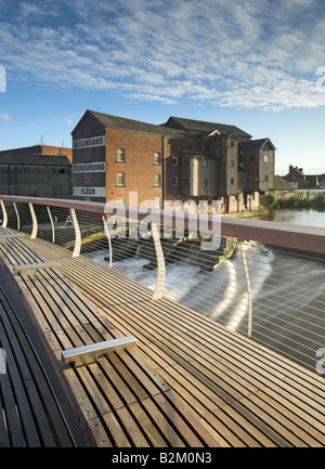 Die moderne Brücke über den Fluss Aire mit Allinsons Mühle im Hintergrund Castleford West Yorkshire UK Stockfoto