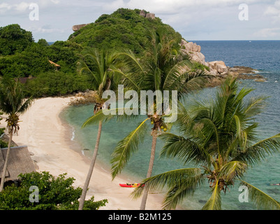 einsamer Kajak am Hut Sai Daeng Strand auf Koh Tao Insel in Thailand Stockfoto