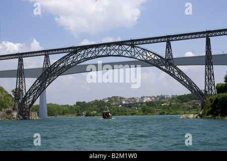 Große Brücke über den River Duru in der Stadt Porto Stockfoto