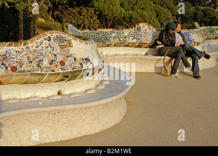 Paar, sitzen auf den Bänken von Park Güell in Barcelona, Spanien Stockfoto