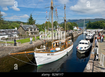 Genuss-Schiffe bewegen in der nächsten Schleuse von Loch Ness (Hintergrund) in Fort Augustus auf ihrem Weg Richtung Süden. Stockfoto