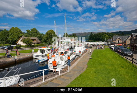 Freude Schiffe bewegen uns in der nächsten Kaledonischer Kanal-Schleuse in Fort Augustus Schottland auf ihrem Weg nach Norden. Stockfoto