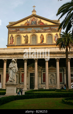 Die Hauptfassade der Basilica di San Paolo Fuori le Mura, Rom, Italien Stockfoto