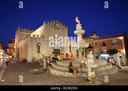 Die Kirche von San Nicola, Piazza del Duomo mit dem barocken Brunnen, Taormina, Sizilien, Italien Stockfoto