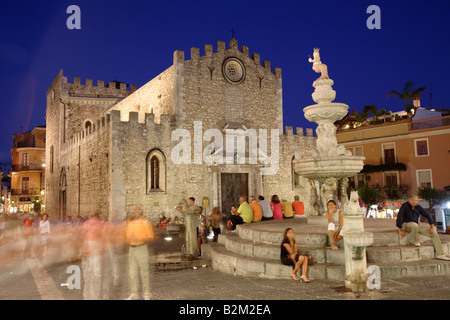 Die Kirche von San Nicola, Piazza del Duomo mit dem barocken Brunnen, Taormina, Sizilien, Italien Stockfoto