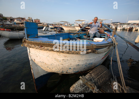 Fischerboot in dem kleinen Hafen von Aci Trezza, Sizilien, Italien Stockfoto