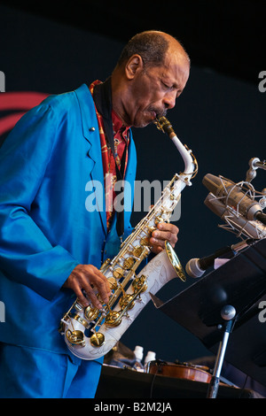 ORNETTE COLEMAN spielt Alt-Saxophon an der 50. Jahrestag MONTEREY JAZZ FESTIVAL MONTEREY in Kalifornien Stockfoto