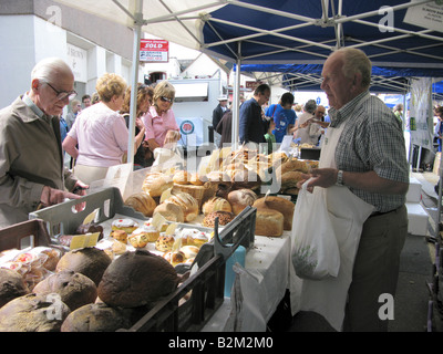 Farmers Market stall verkaufen Brot Kuchen und Gebäck Shoreham durch Sea West Sussex Stockfoto