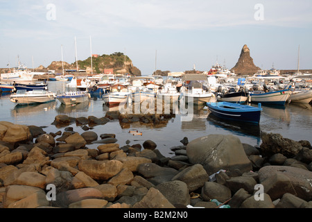 Der kleine Hafen von Aci Trezza, mit den typischen Stacks, Aci Trezza, Sizilien, Italien Stockfoto