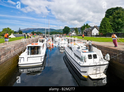 Eine vollständige Sperre an der Caledonian Canal bei Fort Augustus Schottland mit Schiffe warten auf die Öffnung der Schleusentore. Stockfoto