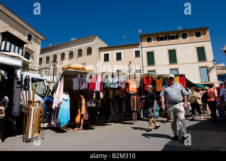 Besucher zu Fuß, auf dem Bauernmarkt in Sineu, Mallorca, Balearen, Spanien Stockfoto