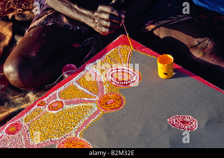 Aborigine-Künstler und Leinwand, Australien Stockfoto