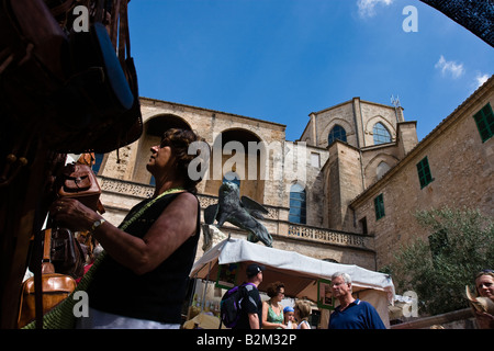 Besucher auf dem Bauernmarkt in Sineu, Mallorca, Balearen, Spanien Stockfoto