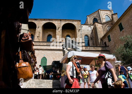 Besucher auf dem Bauernmarkt in Sineu, Mallorca, Balearen, Spanien Stockfoto