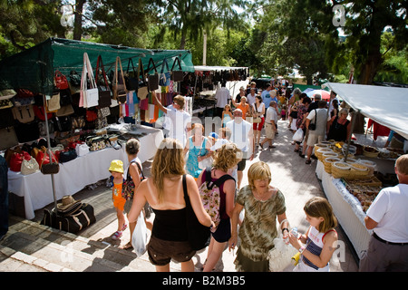 Besucher auf dem Bauernmarkt in Sineu, Mallorca, Balearen, Spanien Stockfoto