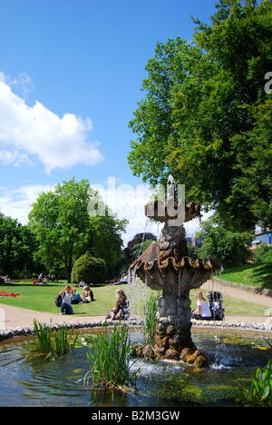 Sitzen durch Brunnen, Forbury Gärten, Reading, Berkshire, England. Vereinigtes Königreich Stockfoto