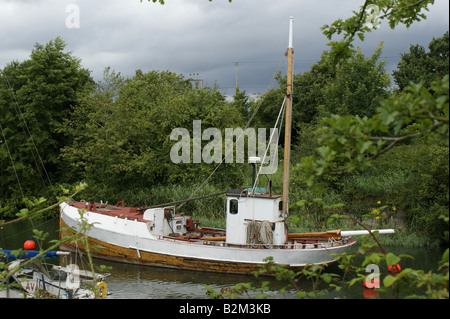 Altes, hölzernes Boot in Lydney Hafen, Gloucestershire, Vereinigtes Königreich. Stockfoto