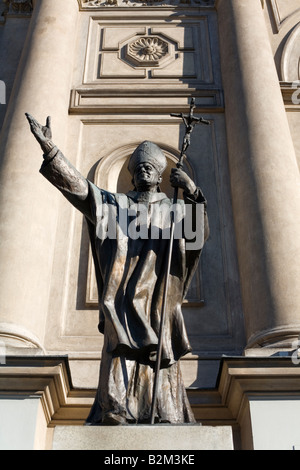 Statue von Papst Johannes Paul II. vor einer Kirche in Warschau. Stockfoto