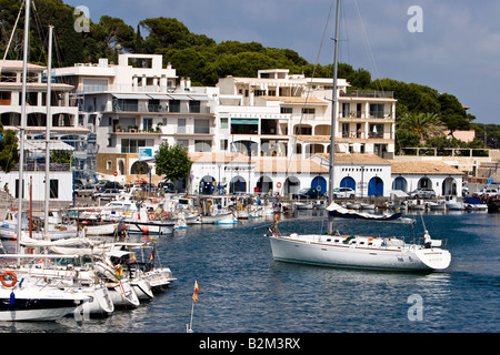 Segelboote vor Anker am Pier in Cala Ratjada, Mallorca, Spanien Stockfoto