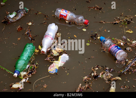 Müll im Kanal UK schweben Stockfoto