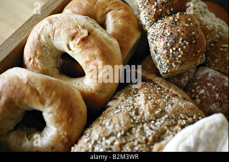 Verschiedene frisch gebackene Brötchen und Brot in einem Korb Stockfoto