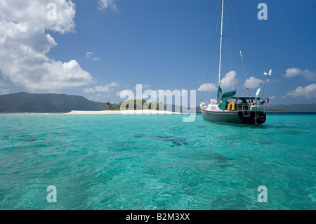 Kreuzfahrt-Segelboot bei Sandy Spit Island in den British West Indies verankert Stockfoto