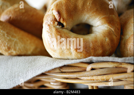 Verschiedene frisch gebackene Brötchen in einem Korb Stockfoto