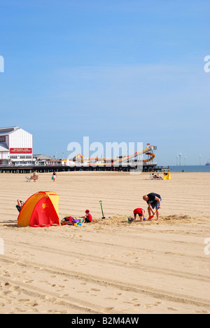 Blick auf Strand und Pier, Great Yarmouth Pleasure Beach, Great Yarmouth, Norfolk, England, Vereinigtes Königreich Stockfoto