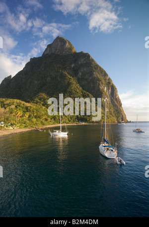 Cruising Segelboote verankert unter Petit Titon St Lucia West Indies Stockfoto