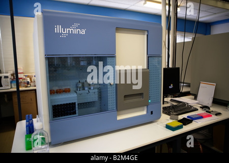 Maschine automatisch analysiert Basensequenzen in Längen von DNA zu Forschungszwecken Stockfoto