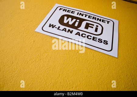 WiFi-Hotspot Schild vor einer Bar in Cala Ratjada, Mallorca, Spanien Stockfoto