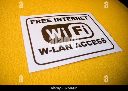 WiFi-Hotspot Schild vor einer Bar in Cala Ratjada, Mallorca, Spanien Stockfoto