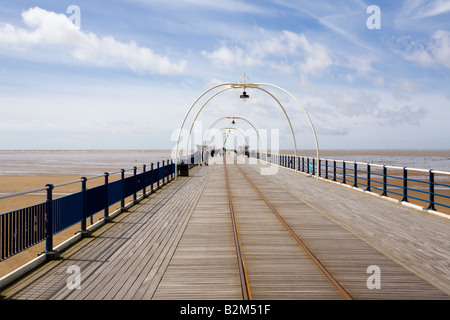 Blick entlang leeren Pier Strand im Seebad im Sommer. Southport Merseyside England UK Stockfoto