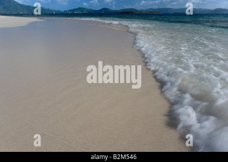 Eine kleine Welle rollt auf Sandy Spit Island in den British Virgin Islands Stockfoto