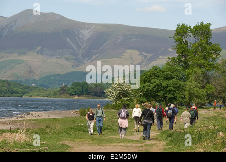 Menschen zu Fuß entlang See Derwent Wasser, Nationalpark Lake District, Cumbria, England, UK Stockfoto