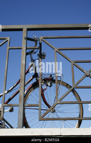 ein Bike für Zaun mit blauem Himmel gesperrt Stockfoto